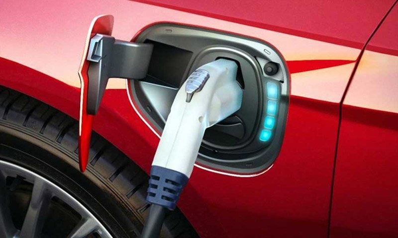 Quieren que las Estaciones de Servicio sean los únicos sitios habilitados para recargar los Autos Eléctricos.