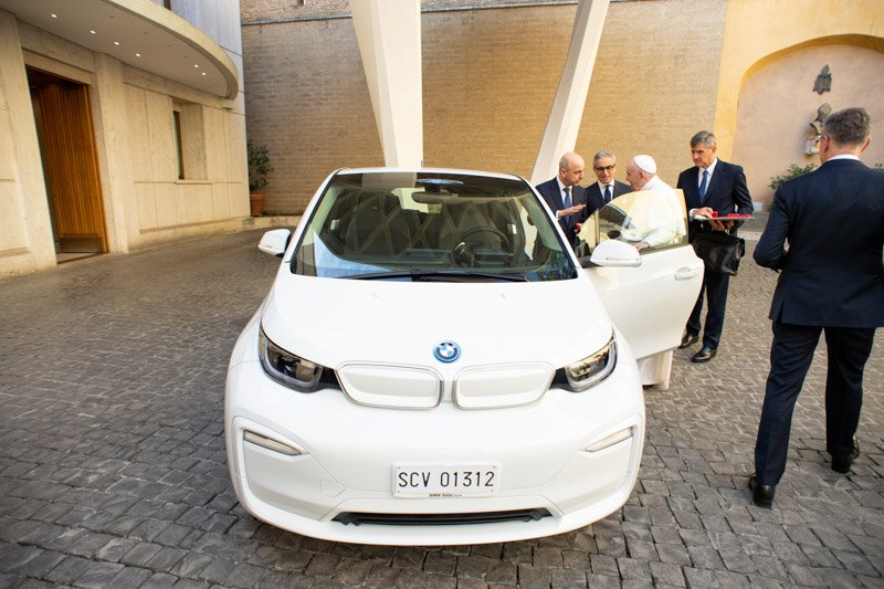 BMW Italia donó un BMW i3 al Santo Padre