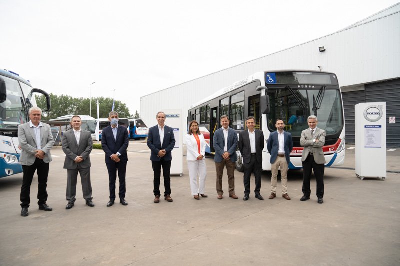 El Secretario de Transporte visitó la concesionaria SUECA en la presentación del nuevo Bus Volvo