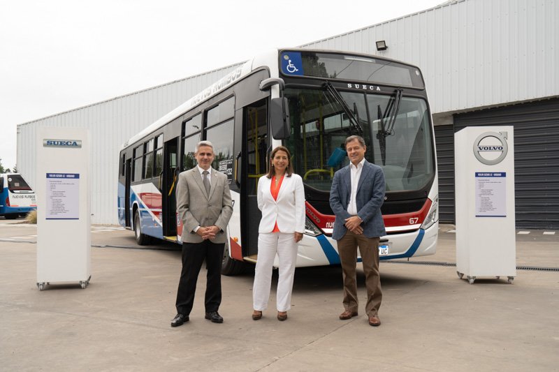 El Secretario de Transporte visitó la concesionaria SUECA en la presentación del nuevo Bus Volvo