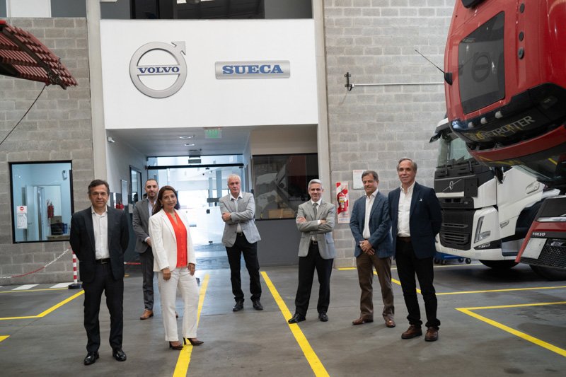El Secretario de Transporte visitó la concesionaria SUECA en la presentación del nuevo Bus Volvo