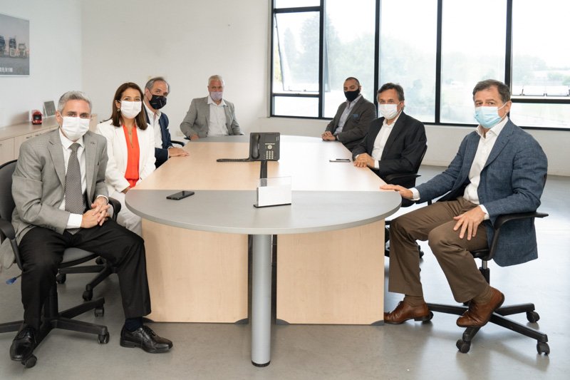 El Secretario de Transporte visitó la concesionaria SUECA en la presentación del nuevo Bus Volvo