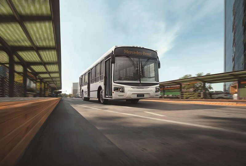 Mercedes-Benz, líder en buses y camiones livianos