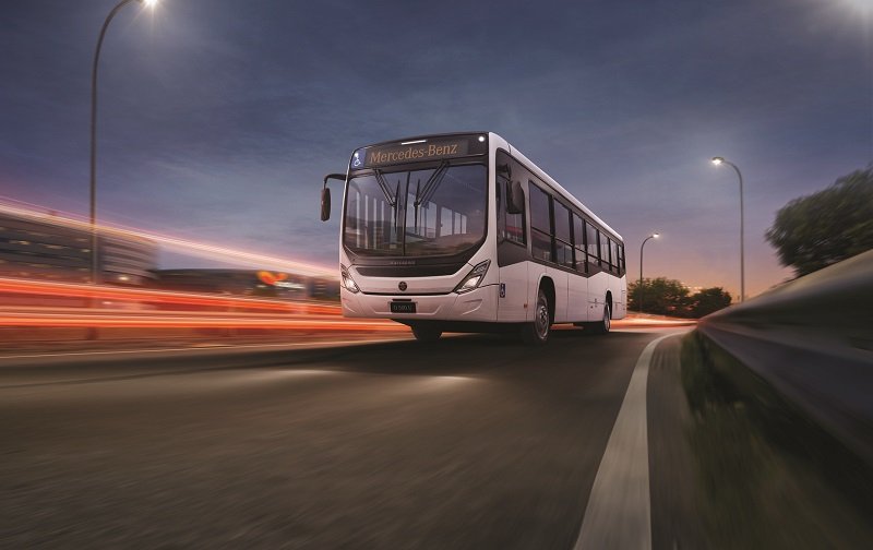 Mercedes-Benz, líder en buses y camiones livianos