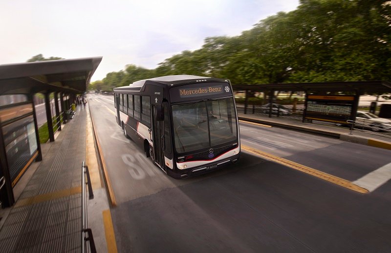 Mercedes-Benz, líder en buses y camiones livianos
