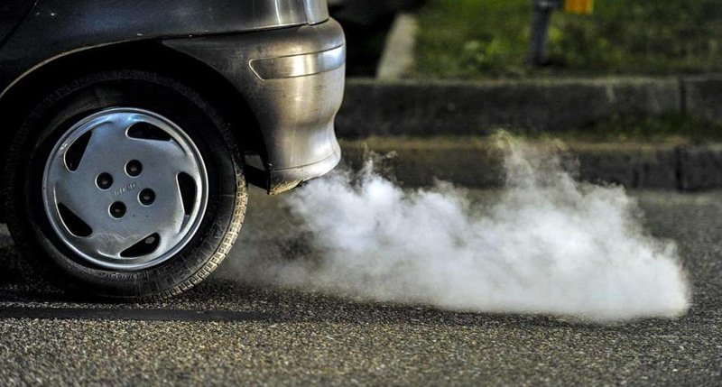 La importancia de color del humo del auto