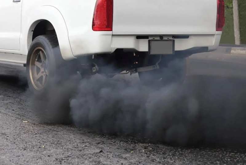 La importancia de color del humo del auto