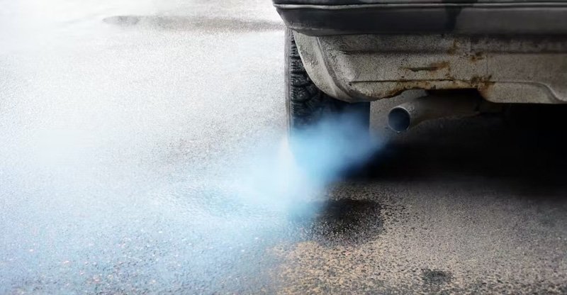 La importancia de color del humo del auto