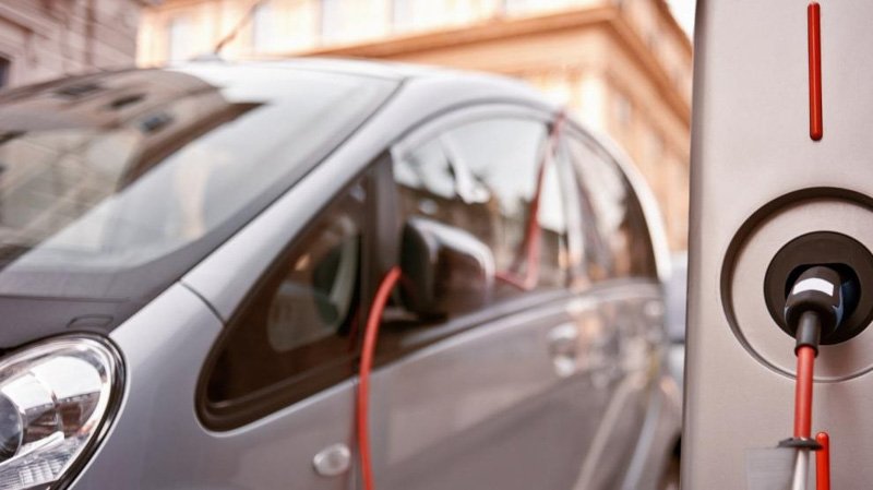 ''El éxito del auto eléctrico es un problema''