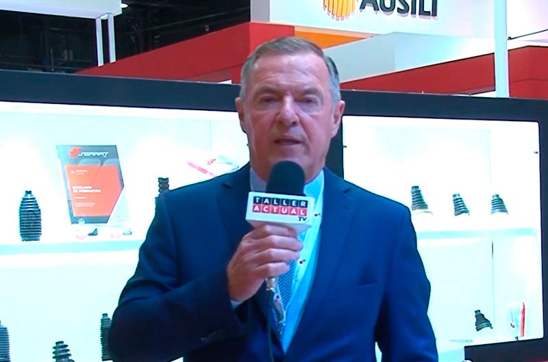 Serrat, junto a sus clientes en Automechanika