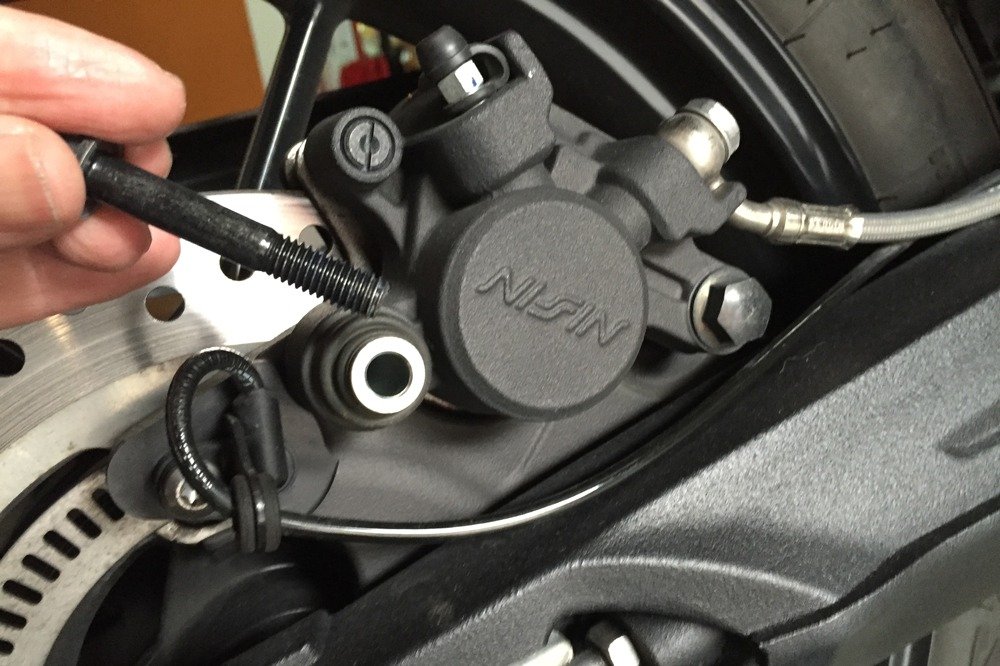 2019-06-12-ajustemos-los-frenos-de-la-motocicleta-3-03