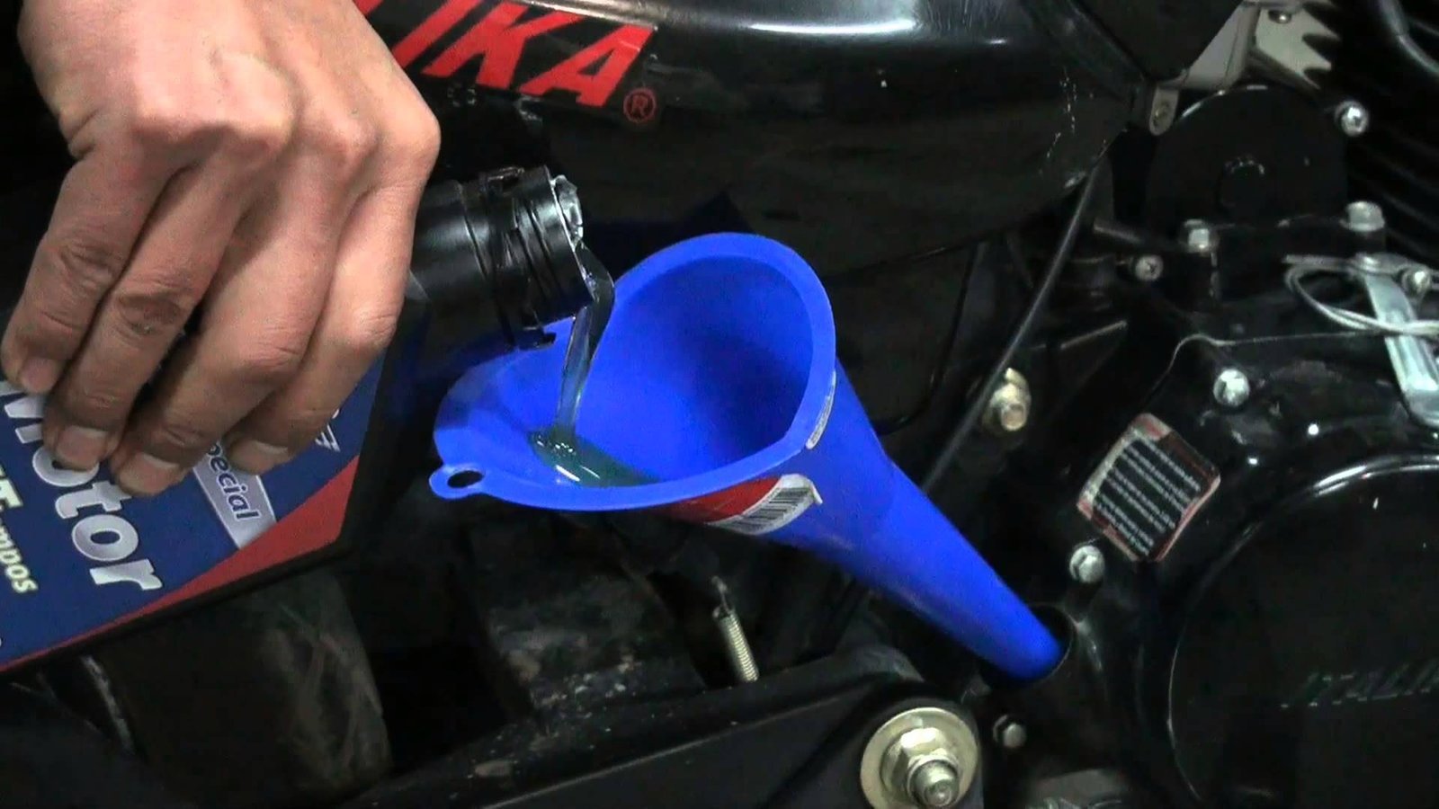 2019-06-12-cuando-la-moto-arroja-aceite-por-el-escape-3-03