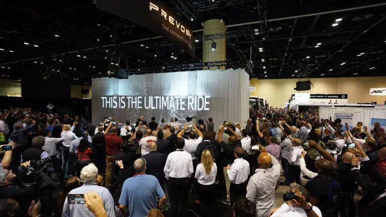 Bus H3-45 nuevo buque insignia de Prevost