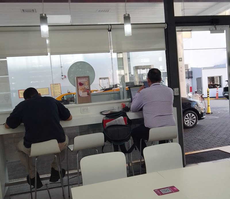 Los clientes de la Playa, a la Tienda