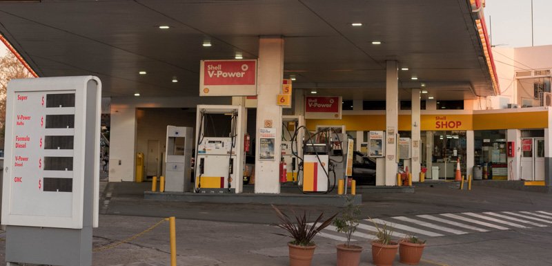 El atraso en el precio de los combustibles