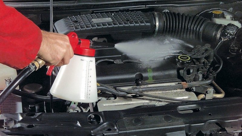 ¿Conviene o no lavar el motor del auto?