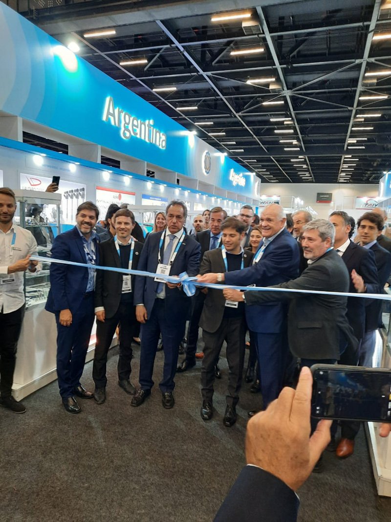 Kicillof y Scioli en el pabellón Argentino de AUTOMEC