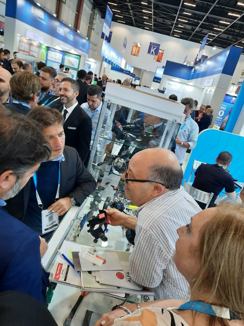 Kicillof y Scioli en el pabellón Argentino de AUTOMEC