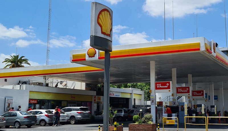 Postergan la suba del impuesto a los combustibles