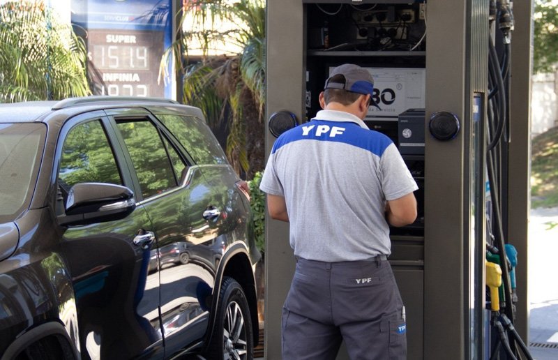 Impuestos que se pagan cada vez que se carga nafta