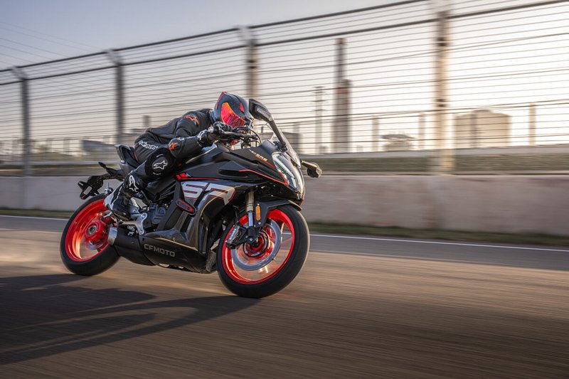 La CFMoto 450 SR S 2024 con ADN de competición