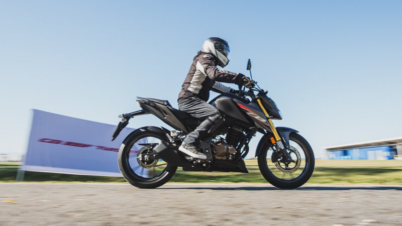 Honda celebra el primer año de CB300F Twister