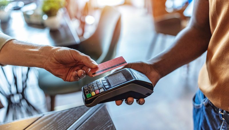 Baja el precio de los combustibles