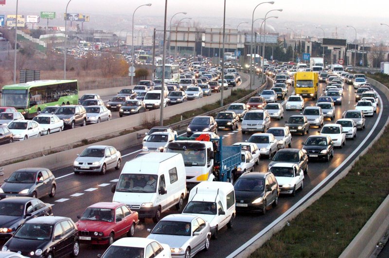 Chile prohíbe la venta de autos con motor de combustión en 2035