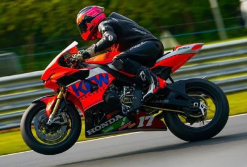 Lucas patrocina a Paul Barker en la British Superstock 1000