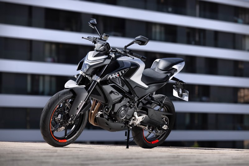 CFMOTO 450NK: Tecnología T-BOX y frenos ABS avanzados