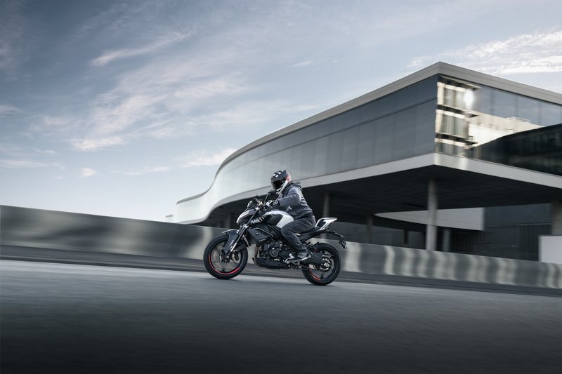 CFMOTO 450NK: Tecnología T-BOX y frenos ABS avanzados