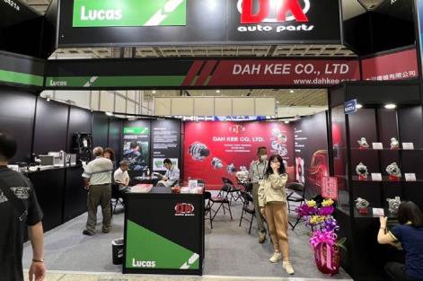 Lucas brilla en ferias automotrices y campaña digital