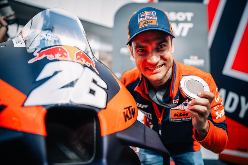 Dani Pedrosa renueva contrato con KTM para 2025 en MotoGP™