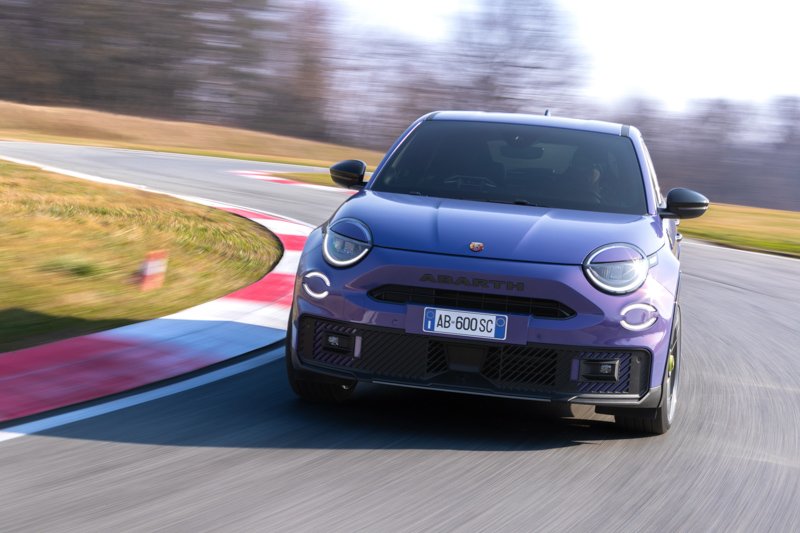 El Abarth 600e celebra su potencia y diseño