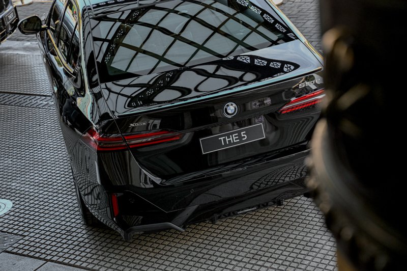 BMW Serie 5 550e: Innovación y potencia en Argentina