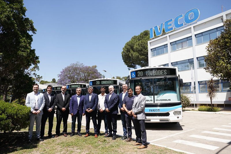 IVECO y OVERBUS entregan primeros buses a GNC en Córdoba