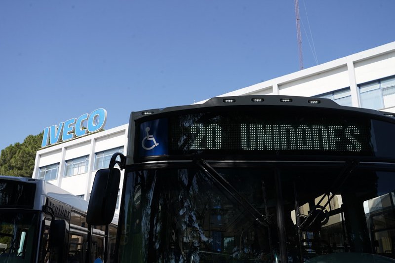 IVECO y OVERBUS entregan primeros buses a GNC en Córdoba