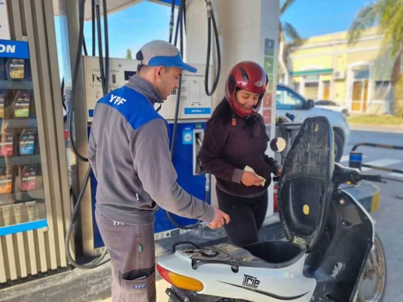 Gobierno impulsa autoservicio de combustibles en estaciones del país