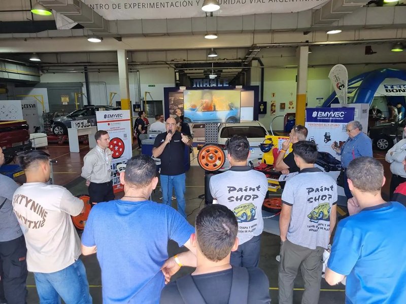 Presentación sobre Híbridos y Eléctricos en Expo Automotriz