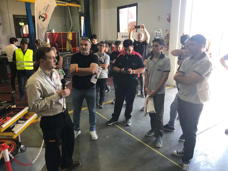 Presentación sobre Híbridos y Eléctricos en Expo Automotriz