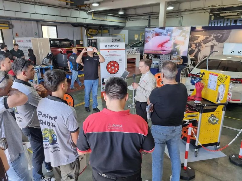 Presentación sobre Híbridos y Eléctricos en Expo Automotriz