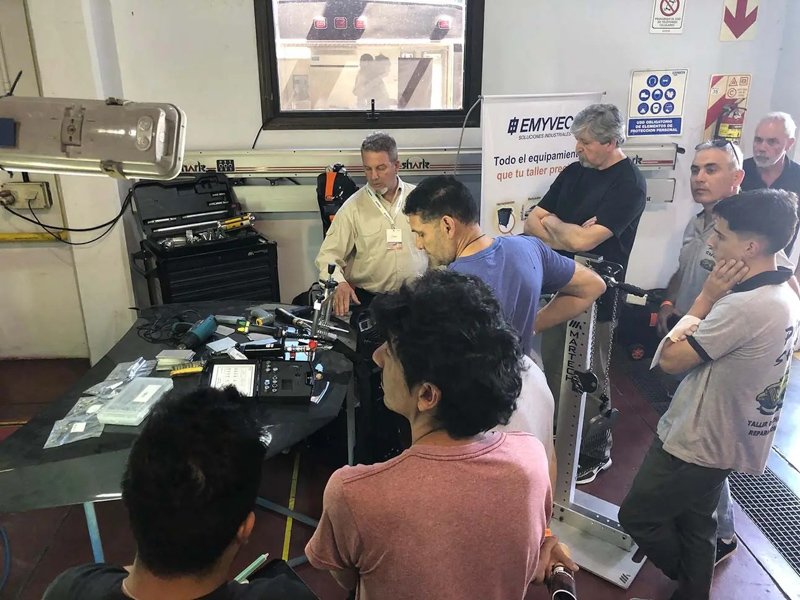 Presentación sobre Híbridos y Eléctricos en Expo Automotriz