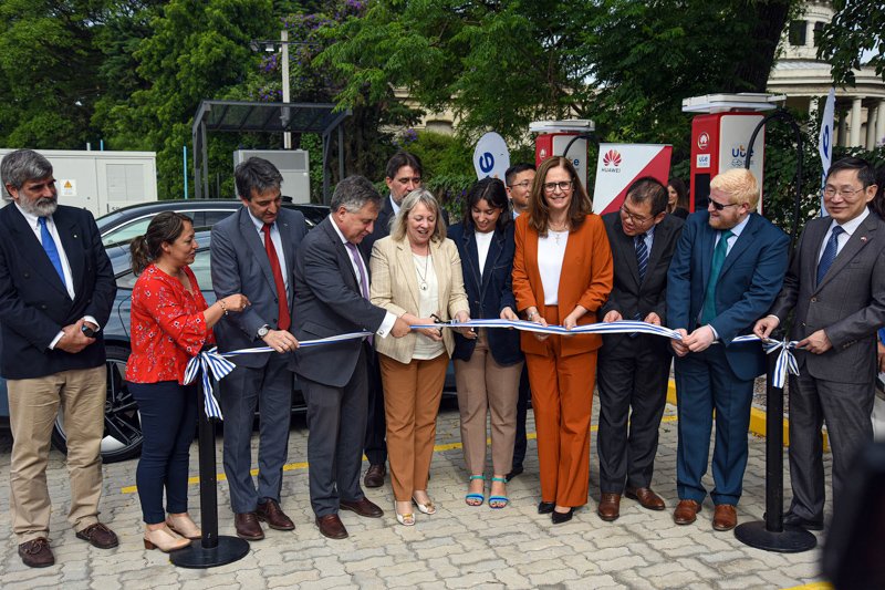 Inauguran la primera electrolinera ultrarrápida