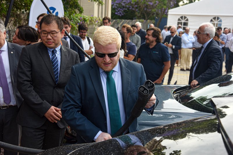 Inauguran la primera electrolinera ultrarrápida