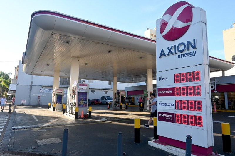 Estaciones podrán exhibir precios en pesos y dólares