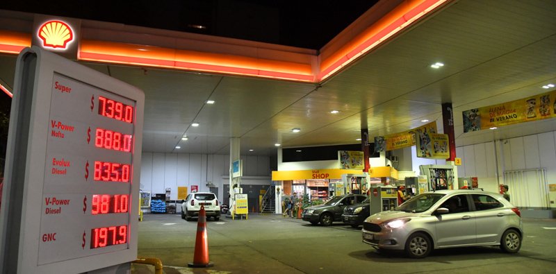 Estaciones podrán exhibir precios en pesos y dólares