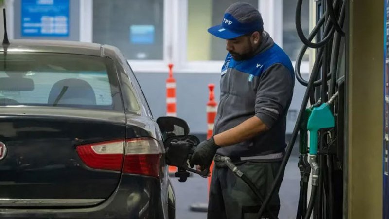 Buenos Aires prohíbe el autodespacho de combustibles