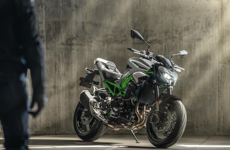 Kawasaki presentó la Z900 2025 en España