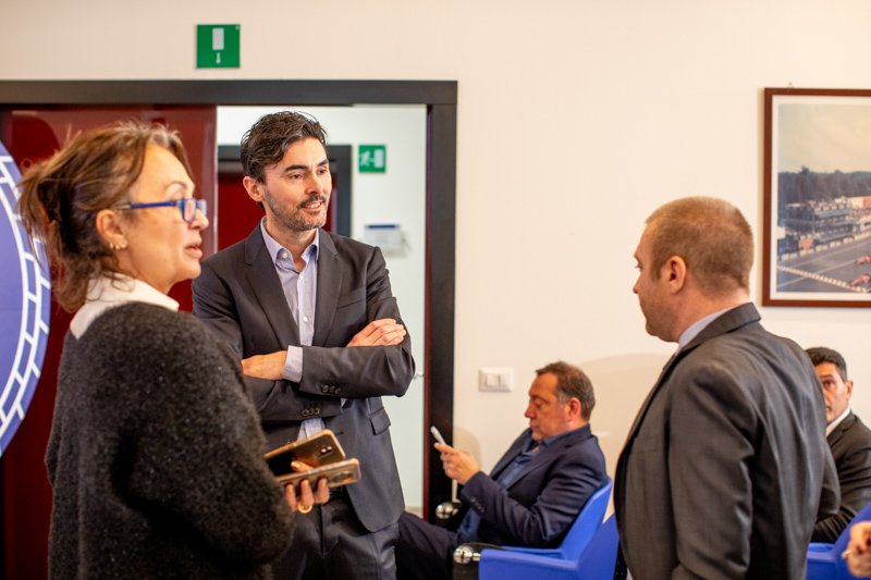 ''El Coche Conectado: ¿Quién Posee Tus Datos?''