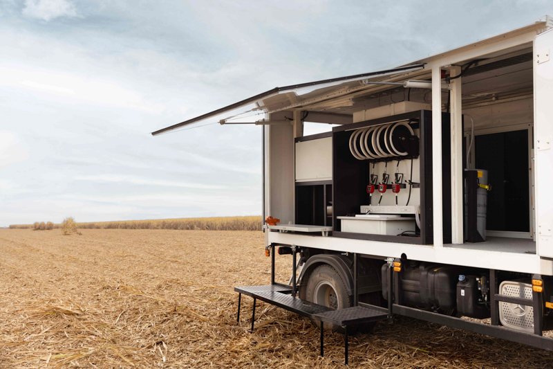 Atego 4x4 Taller Móvil de Mercedes-Benz en acción